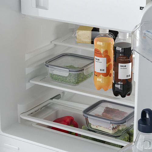 Nevera abierta con estantes con guisantes, bebidas y verduras, con luz led integrada.