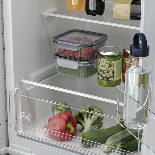 Nevera abierta con estantes ajustables. Verduras en cajones, bayas y guisantes en recipientes, frasco y botella de agua visibles.