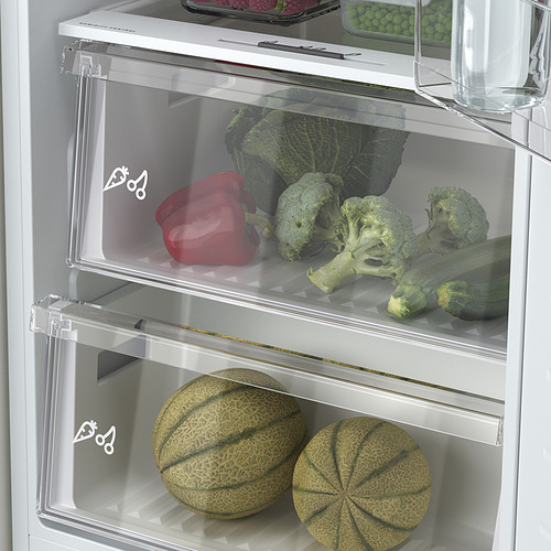 Nevera con estantes de cristal ajustables. La pantalla muestra el estado del refrigerador. Luces LED para una visión clara.