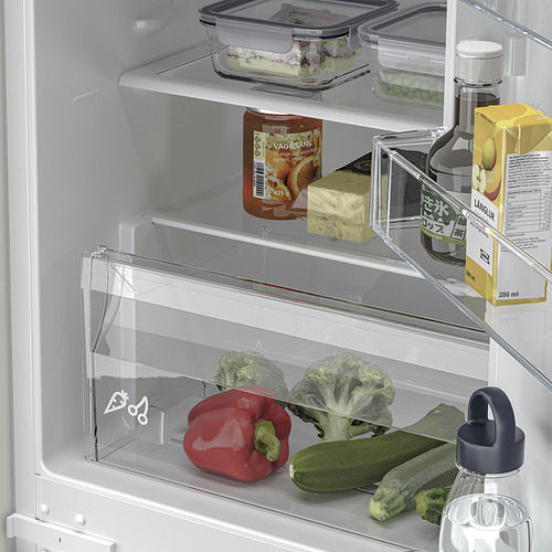 Nevera organizada con estantes ajustables, verduras, bebidas e iluminación led.