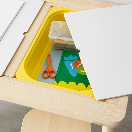 Mesa para niños, tapa abierta, caja amarilla, cajones de colores, tijeras rosas, bolígrafo, papel de nube número 17.