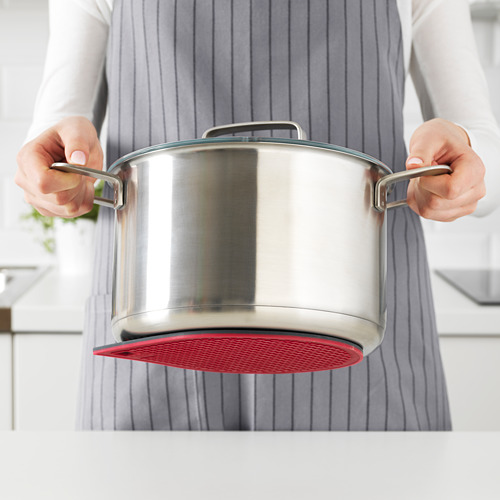 Persona cocinando en estufa de inducción roja