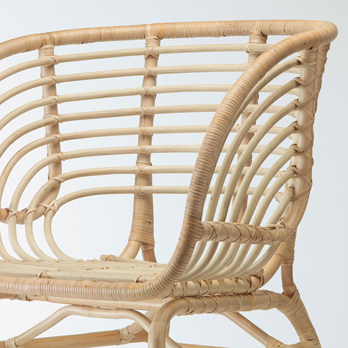 Silla de ratán tejido, hecha a mano, acabado natural, diseño robusto pero aireado, cómodo.