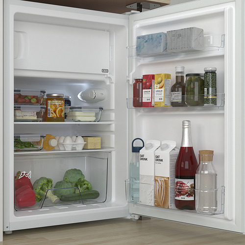 Nevera con estantes de cristal ajustables y luz led. Muestra estantes de puertas con frascos, botellas y un cajón con frutas y verduras.