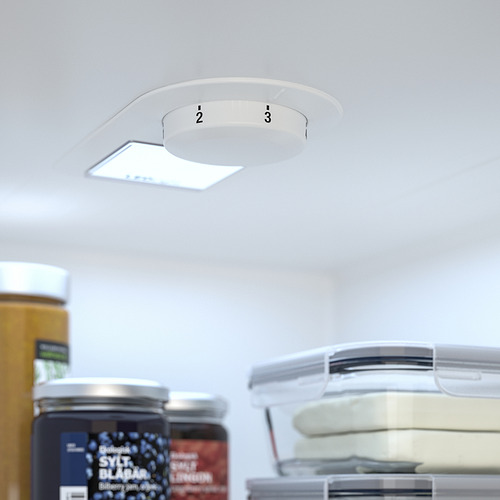 Un frigorífico con una luz led integrada en el techo, que ilumina el contenido del interior.