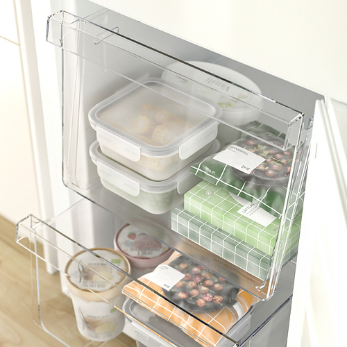 Nevera abierta con estantes ajustables y cajones transparentes, que muestran alimentos y bebidas organizados.