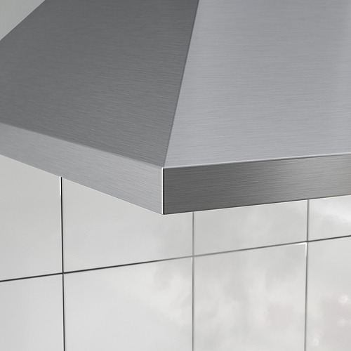 Se muestra campana de cocina de acero inoxidable, diseño elegante y moderno. Parte de una cocina limpia y con azulejos.