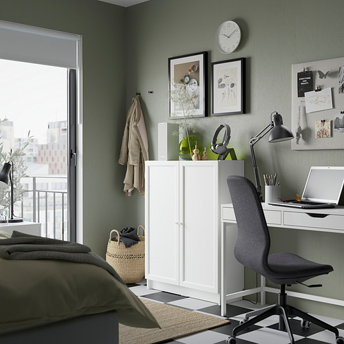 Rincón de oficina en el dormitorio: silla gris, escritorio blanco, estantería BILLY, pared verde, vista al balcón, decoraciones.
