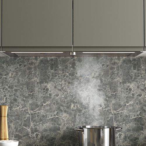 Cocina moderna con salpicadero de mármol y utensilios de madera.