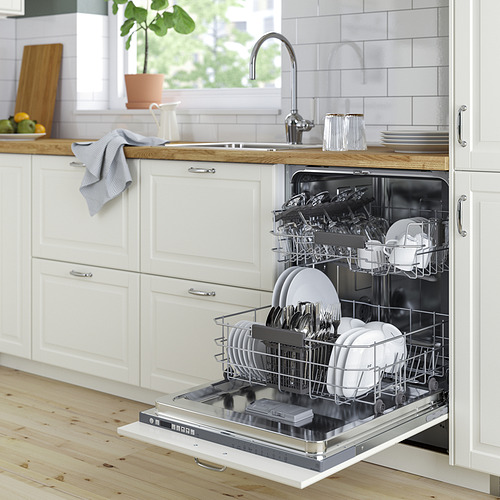 Lavavajillas RÅGLANDA moderno y tranquilo en la cocina con platos limpios.