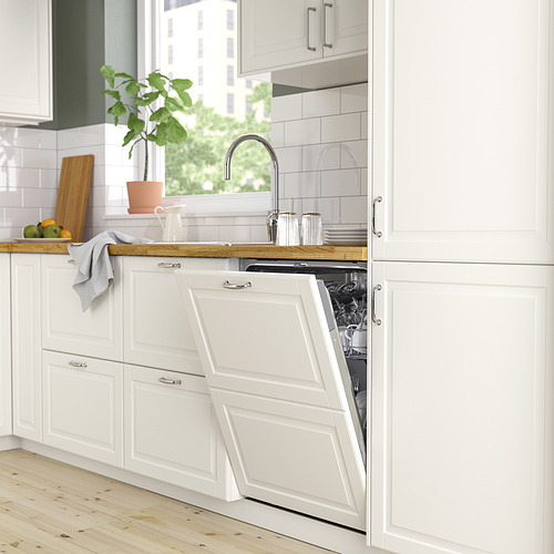 Cocina moderna con lavavajillas RÅGLANDA, vajilla limpia, encimera de madera, planta y luz natural.