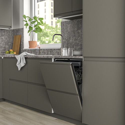 Cocina moderna con lavavajillas gris incorporado integrado, elegante encimera y planta en el alféizar de la ventana.