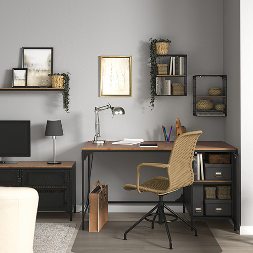 Oficina en casa con escritorio, silla y decoración FJÄLLBO. Estilo industrial con metal y madera. El escritorio tiene cajones y estantes.