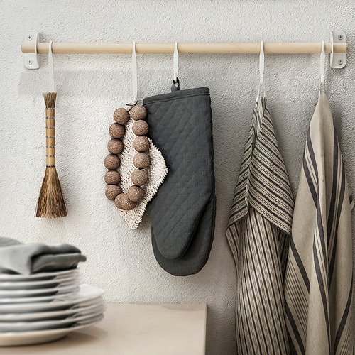 Rejilla de cocina con guante de cocina colgante, toallas y cepillo.