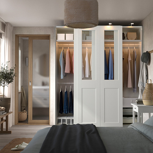 Dormitorio moderno con armario PAX, luces empotradas, cama gris, armario abierto, planta.