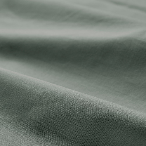 Primer plano de tejido de algodón liso de alta calidad en verde apagado, que muestra un tejido fino y una textura suave.