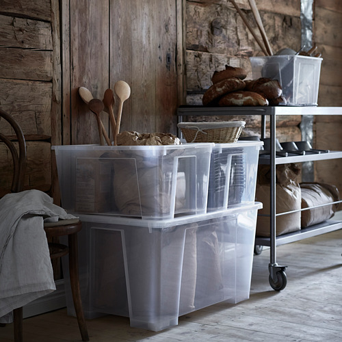 Cajas de almacenamiento de plástico transparente con ruedas, perfectas para organizar y mover artículos pesados.