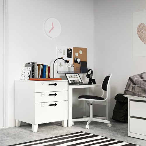 Pequeño escritorio blanco en el dormitorio con silla negra, libros y reloj. Diseño moderno y minimalista.
