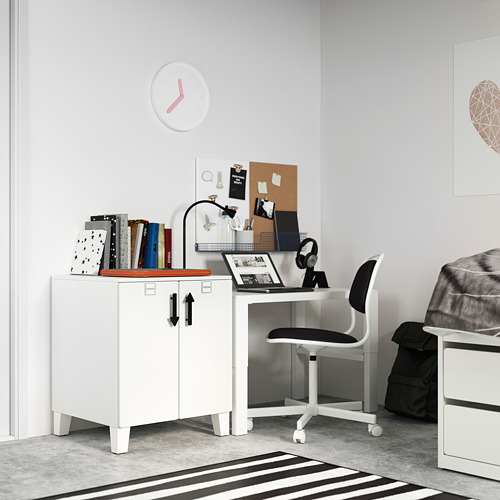Pequeño espacio de estudio con gabinete blanco, computadora portátil y silla negra. Decorado con libros, auriculares y un elegante reloj.