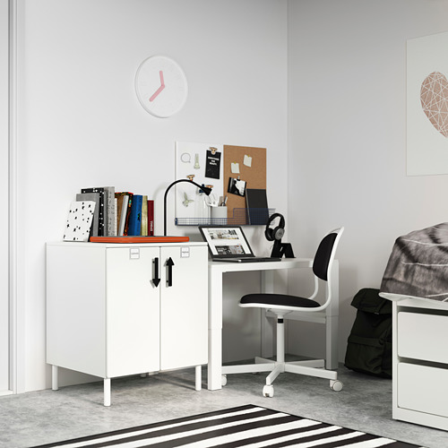 Pequeña oficina en casa con escritorio blanco, silla, armario y reloj en la pared, ordenados cuidadosamente.