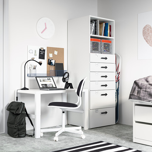 Moderna configuración de escritorio blanco para estudiantes con cajones, silla y almacenamiento. Incluye portátil, auriculares y mochila.
