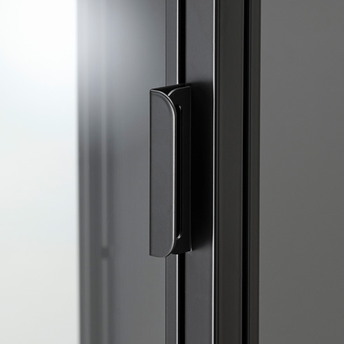 Manija de metal negro en la elegante puerta del gabinete de vidrio; Acabado suave y moderno.
