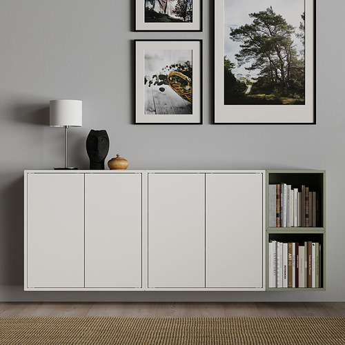 Sala de estar moderna con mueble EKET, lámpara, estantería verde y fotos de la naturaleza.