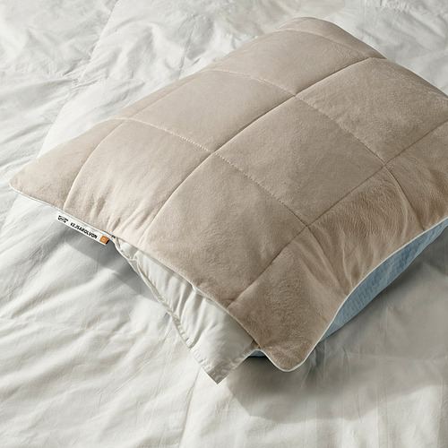 Un protector de almohada con el lado azul refrescante hacia arriba, que muestra su diseño y textura de tela.