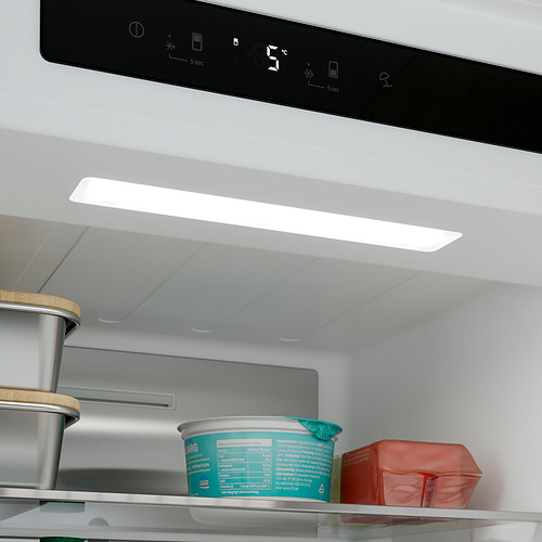 Interior de nevera con luz led encendida. Los estantes contienen contenedores, mostrando tecnología sin heladas.