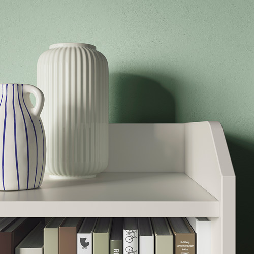 Dos jarrones elegantes y modernos exhibidos en un elegante estante blanco de alta calidad, colocados contra una pared verde.