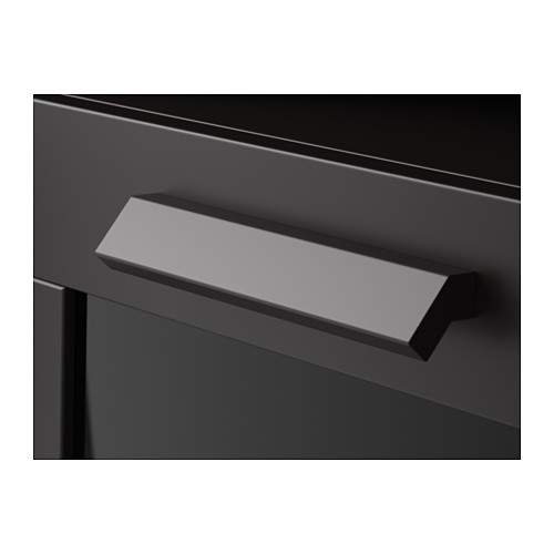 Banco de TV moderno y oscuro con mango de metal angular, diseño elegante y acabado suave.