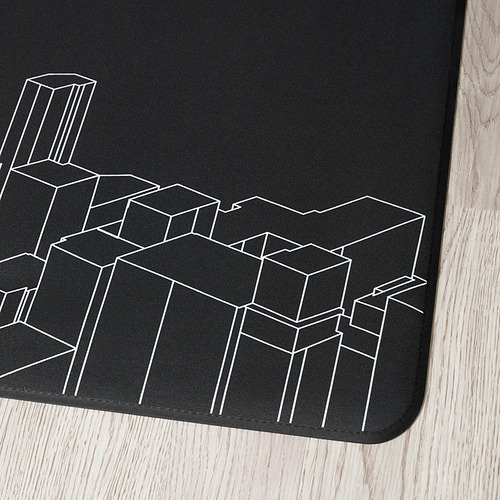 Alfombrilla de silla gaming negra con diseño de paisaje urbano blanco sobre suelo de madera.