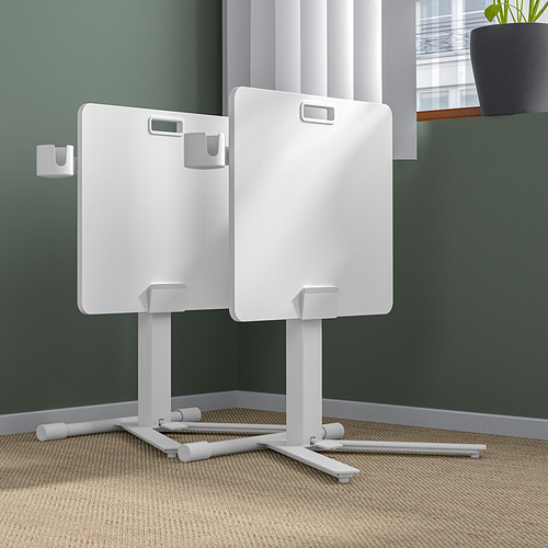 Dos mesas ajustables para portátiles, ideales para salas de conferencias o uso en el vestíbulo. Rango de altura: 70-115 cm, parte superior inclinable.