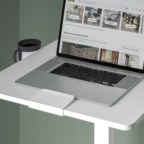 Mesa para portátil con altura ajustable, adecuada para varias posiciones de trabajo. Un portavasos es visible en el lado izquierdo.