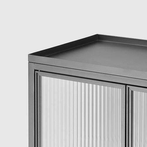Gabinete moderno con puertas de vidrio texturizado y elegantes bordes metálicos. Ideal para un almacenamiento con estilo.