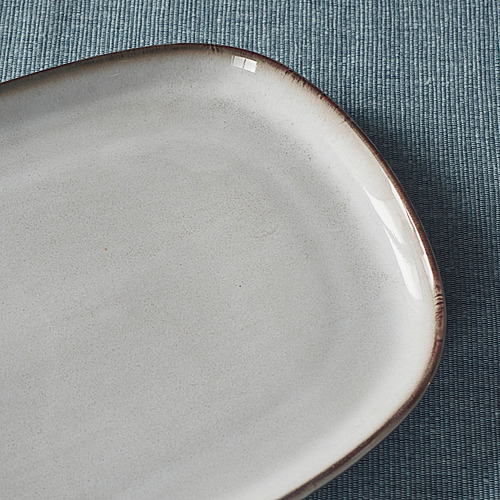 Placa gris sobre tela.