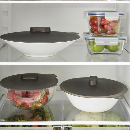 Estante de refrigerador con tapas de silicona, recipientes transparentes para tomates, limas, fresas y coliflor.