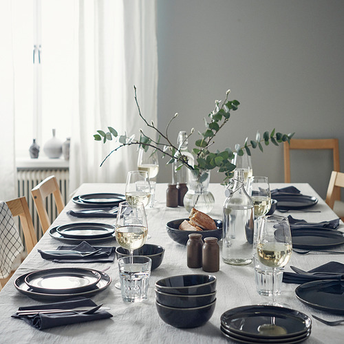 Platos GLADELIG oscuros, rústicos pero elegantes; Los jarrones de eucalipto mejoran la configuración del comedor.