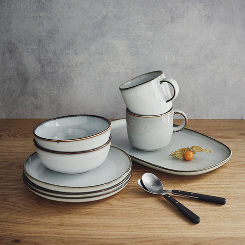 Juego de vajilla GLADELIG: tazas apiladas, cuencos, platos con esmalte arenoso. Clásico, hecho a mano.
