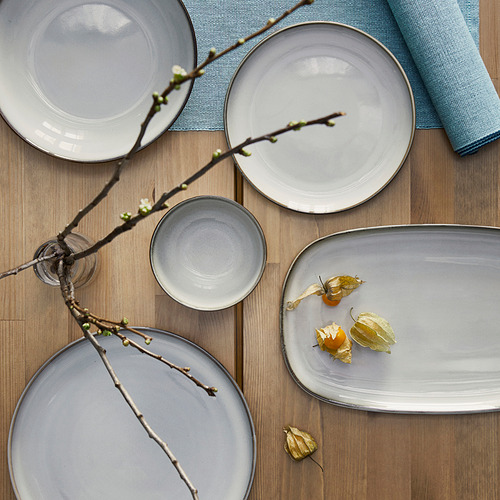 Platos y cuencos de gres GLADELIG gris claro, esmalte reactivo, formas simples, aspecto natural; tamaño mediano, más grande que las tazas, más pequeño que el plato.