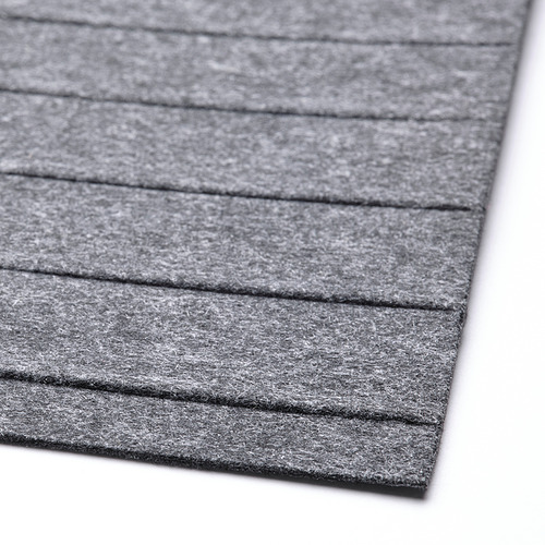 Alfombrilla de cajón gris, superficie texturizada, bordes cortados con precisión, probablemente hecha de poliéster.