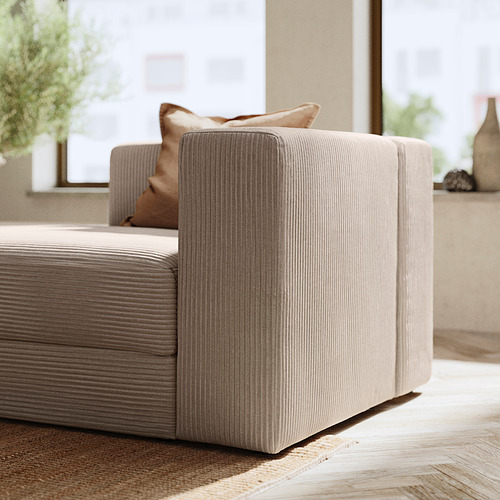 Sofá moderno de color beige con textura acanalada, diseño minimalista.