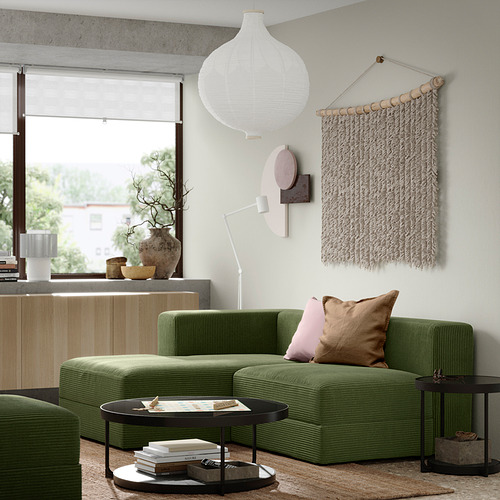 Sala de estar moderna con sofá JÄTTEBO verde, arte de pared tejido, ventana grande y decoración elegante.