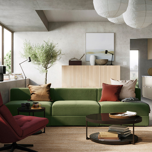 Sofá modular JÄTTEBO verde, silla roja, armario de madera, habitación con estilo.