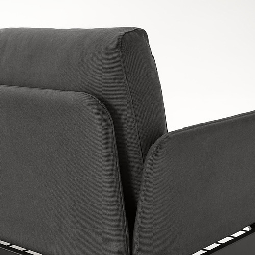 Primer plano de una silla moderna, tapizada, respaldo y reposabrazos. Textil oscuro, diseño elegante.
