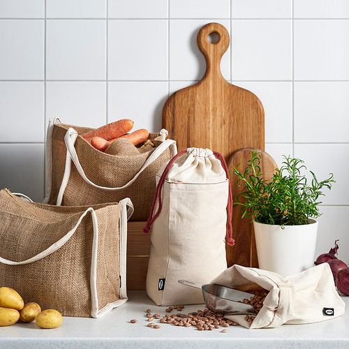 Bolsas de almacenamiento de yute con verduras, tablas de cortar, hierbas, guisantes.