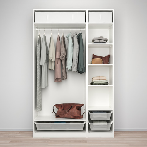 Un armario blanco PAX con perchas, ropa doblada y papeleras de almacenamiento. El estante superior tiene fundas y el estante inferior contiene una bolsa de cuero.