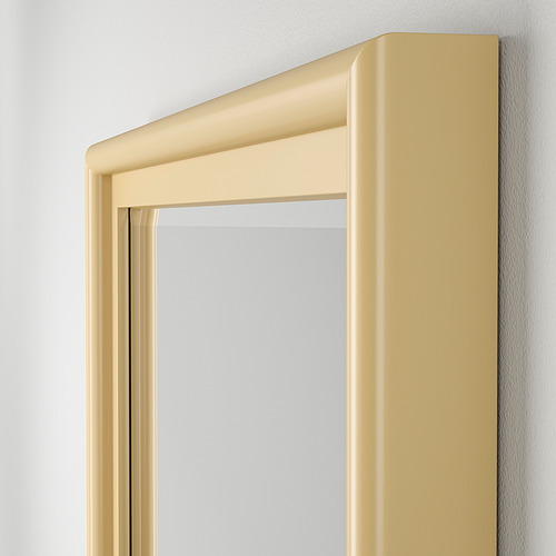 Espejo de borde biselado de alta calidad en un elegante marco de pino, montado verticalmente para una decoración elegante.