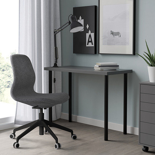 Moderna configuración de oficina en casa con escritorio LINNMON negro, silla gris y arte de pared. El escritorio es compacto pero espacioso con un diseño simple y elegante.