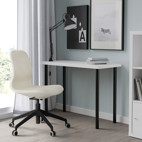 Escritorio minimalista moderno, LINNMON. Pequeño escritorio blanco, patas de metal negro. Silla ajustable, arte en la pared.